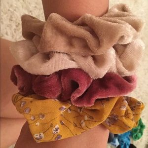 🌊Urban Outfitters Neutral Colored Scrunchie Set🌊